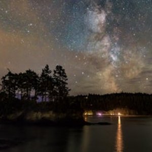 Merry Christmas from the northwestern tip of Washington State. When the tide is low enough, you can walk to this little island (although that's really the end of the adventure). [OC][1572x1048] • r/EarthPorn