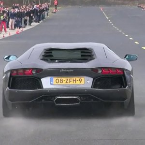 Lamborghini Aventador LP700-4 - Dragracing on a closed Airfield!