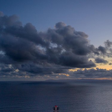 Micah Fitch on Instagram: “Pier Light #huntingtonbeach #sunset #dronestagram #dronephotography #clouds #cloudstagram #cloudporn #dji #aerialphotography”