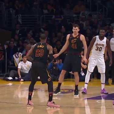 #LeBron ♥ No-Look Pass!