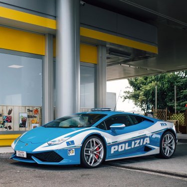 Alex Penfold on Instagram: “Random service station finds. #toiletstop #lamborghini #huracan #polizia”