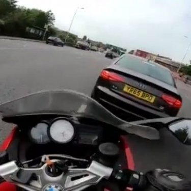 @videoviralz on Instagram: “@crashcams / @grbiker When mirror is already smashed • • •…”