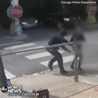 @videoviralz on Instagram: “SNEAK ATTACK: Police in Chicago are asking the public to help identify a suspect caught on camera snatching a purse from behind, knocking…”