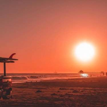 Huntington Beach ⓢⓤⓡⓕ ⓒⓘⓣⓨ on Instagram: “red sky at night w/ @greenbaumly get featured: tag @huntington_beach”