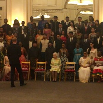 Simon Perry on Instagram: “Harry and Meghan join the Queen and the Queen’s Young Leaders for their photo at the palace this evening #royal #dukeandduchessofsussex…”