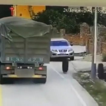 CAR CRASH PAGE on Instagram: “DOUBLE ATTACK... Thanks to @upyourdoors for share Follow @crashcams & stay safe✌ - -…”
