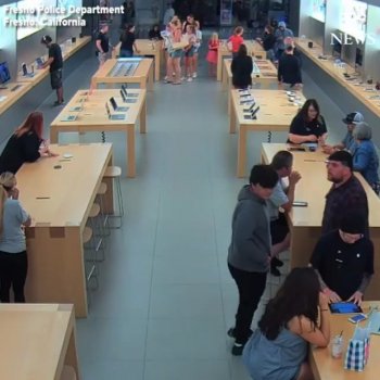 @videoviralz on Instagram: “In less than 30 seconds, four suspects make off with $27,000 worth of gadgets from an Apple Store in California. By @abcnews • • •…”