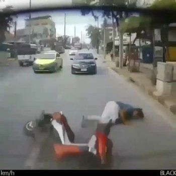 @videoviralz on Instagram: “@crashcams Who's at fault? • • •…”
