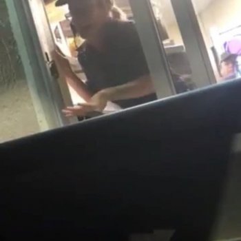AméricaTeVé Canal 41 on Instagram: “Viral: Empleada de un Taco Bell en Hialeah se niega a atender a una clienta que no hablaba Español!#hialeah #florida #viral #tacobell”