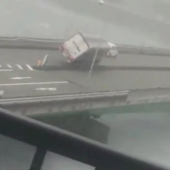 Noticias en Español on Instagram: “El tifón Jebi continúa golpeando partes de Japón, con poderosos vientos, en el vídeo se como derriba un camión y una furgoneta mientras…”