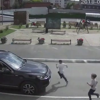 @videoviralz on Instagram: “@crashcams Look both ways kids”