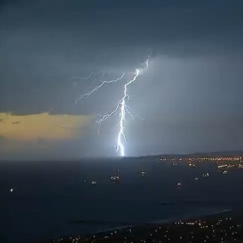 ABC7 Southern California on Instagram: “#BREAKINGNEWS: The National Weather Service is warning residents in Long Beach, the Palos Verdes Peninsula and nearby areas to stay inside…”