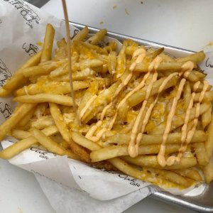Fork Meets Food on Instagram: “OFF THE MENU loaded fries from @wildoakcafe ???? Topped with cheese, freshly grilled steak, sriracha aioli, chopped tomatoes, and fresh…”