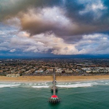 SoCal Snapz - by Kevin Pellon on Instagram: “Sometimes the worst weather makes for the best pictures. #huntingtonbeach #surfcityusa”